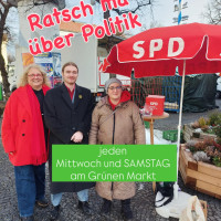 Foto vom SPD-Infostand mit (v.l.n.r.): Angela Falkenhahn, Matthias Bär und Franzi Sippl